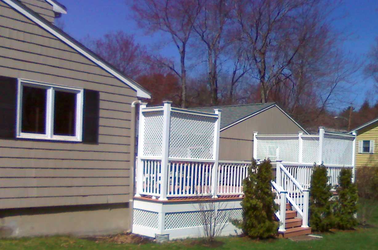 Low_Maitenance_deck_with_privacy_screens_in_Woburn